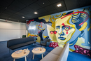 Sztuka ulicy w przestrzeni biurowej - murale to coraz bardziej popularna dekoracja w biurach 